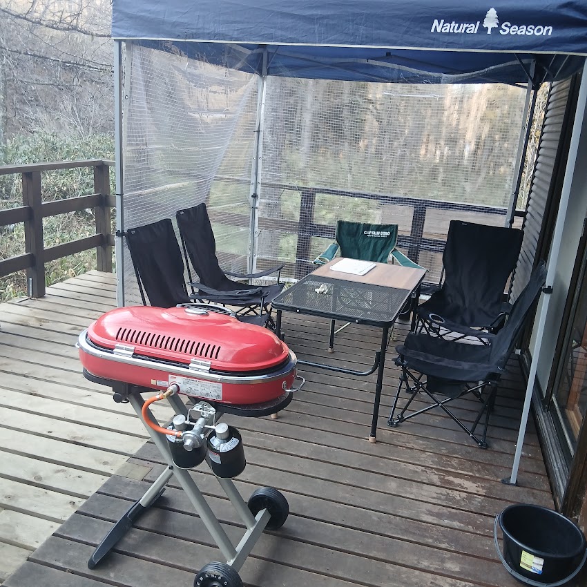 ウッドデッキの上で楽しい仲間とバーベキュー